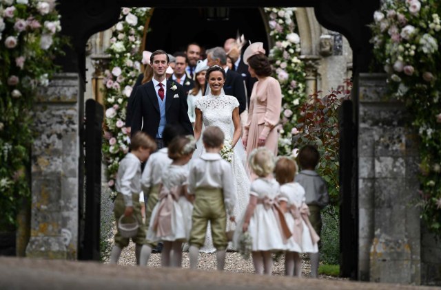 Pippa Middleton poses for a photograph with her new husband James Matthews, following their wedding ceremony at St Mark's Church in Englefield, Britain on May 20, 2017.    REUTERS/Justin Tallis/Pool