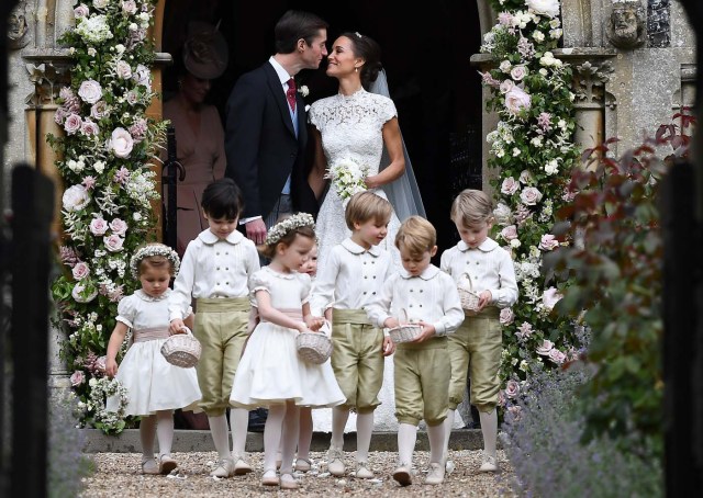 Pippa Middleton kisses her new husband James Matthews, following their wedding ceremony at St Mark's Church in Englefield, Britain on May 20, 2017.    REUTERS/Justin Tallis/Pool