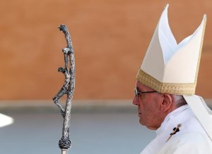 Papa Francisco recuerda ante fieles en San Pedro a víctimas de Egipto y Mánchester