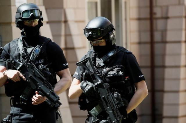 Oficiales de policía armados se colocan fuera de una propiedad residencial cerca de donde un hombre fue arrestado en el área de Chorlton de Manchester, Gran Bretaña. 23 mayo 2017. La policía de Londres dijo el martes que revisará las medidas de seguridad para todos los espectáculos públicos en la capital británica y desplegará efectivos armados adicionales para eventos deportivos tras el ataque del lunes en un concierto en Manchester. REUTERS/Stefan Wermuth - RTX377HW