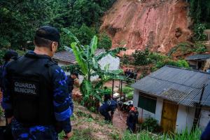 Dos muertos y 30.000 desalojados por las fuertes lluvias en estado brasileño