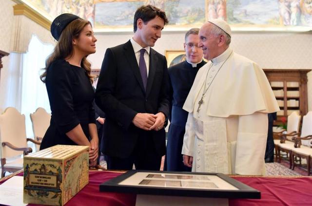 El papa Francisco (d) recibe en audiencia al primer ministro de Canadá, Justin Trudeau (c), y a su mujer, Sophie Gregorie Trudeau (i), en el Vaticano hoy, 29 de mayo de 2017. EFE/Ettore Ferrari