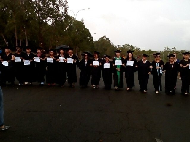 @Watcher_Ven / Profesores en Guayana marchando  