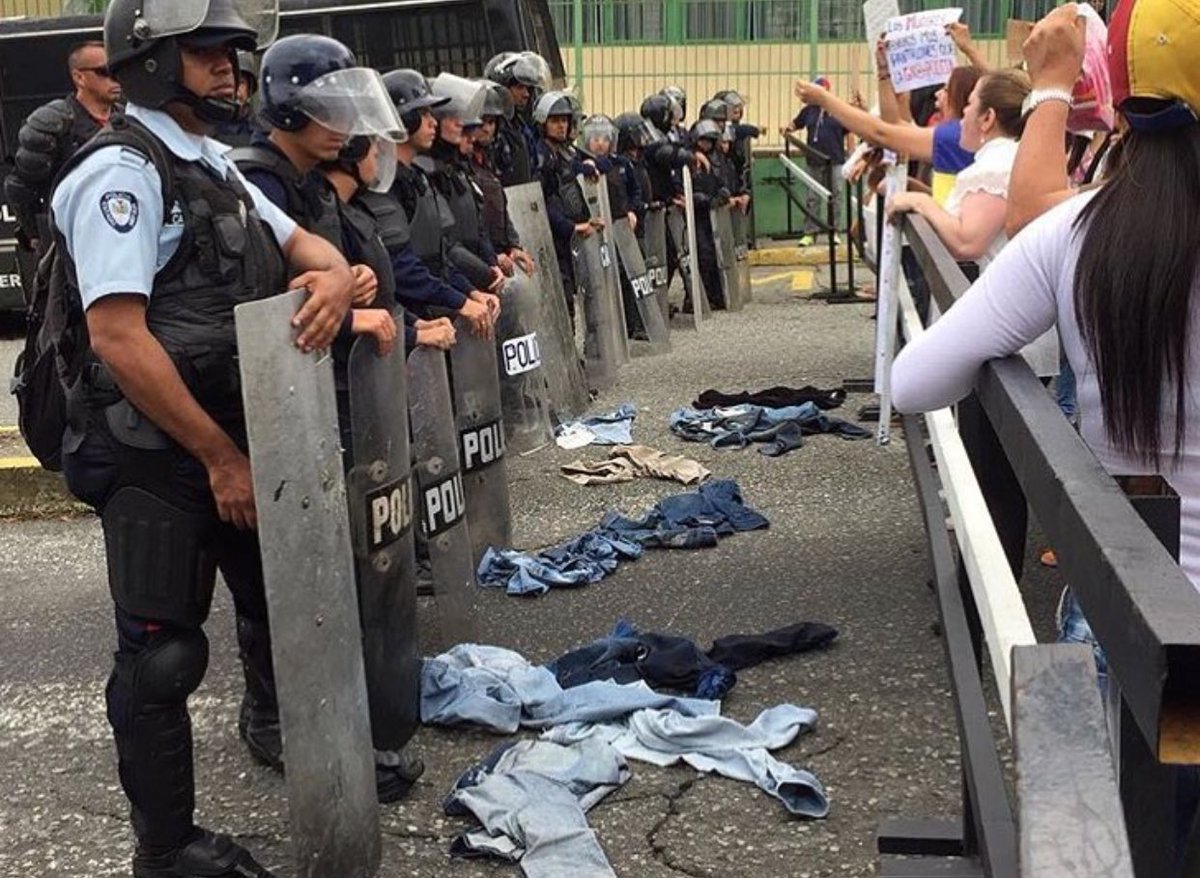 “Gochas resteadas” se quitaron los pantalones y se los lanzaron a Polimérida y GN (Video + Fotos)