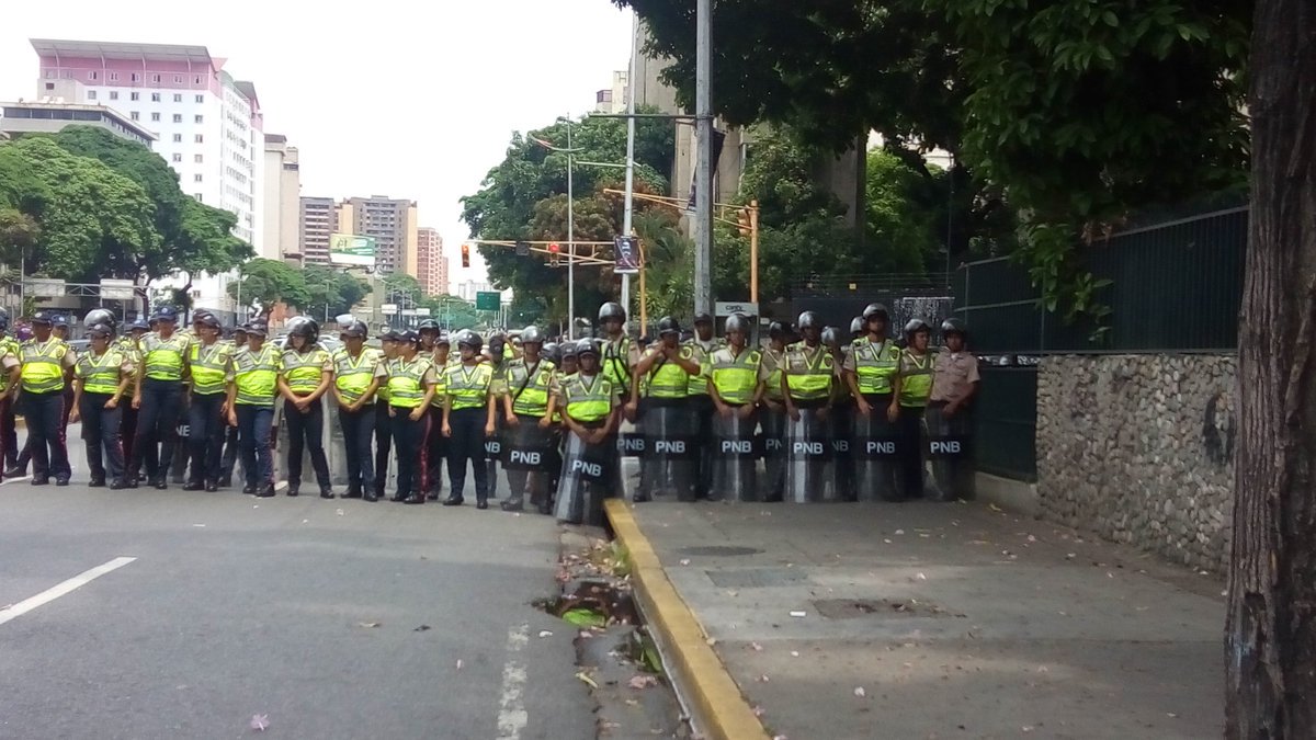 Piquete de la PNB impide paso de marcha opositora en la avenida Libertador #10May