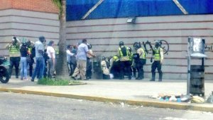Diputado Jorge Millán es agredido mientras impedía detención de manifestante en la Vollmer #10May