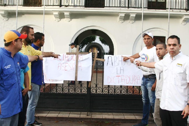 Diputado Mendoza encabezó Madrugonazo frente a Gobernación de Monagas