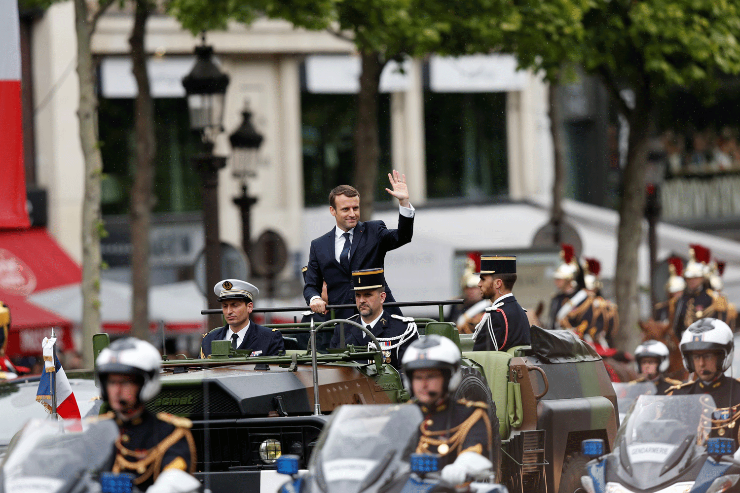 Macron hace su primer desfile presidencial a bordo de un vehículo militar