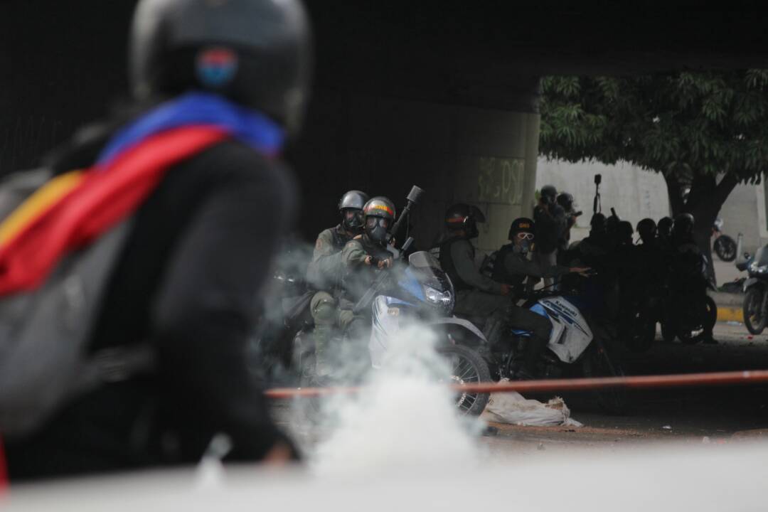 Jóvenes venezolanos mantienen la resistencia ante continua represión (Video)