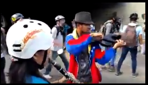Wuilly, el violinista que enfrenta la represión con música vuelve a la calle (VIDEO)