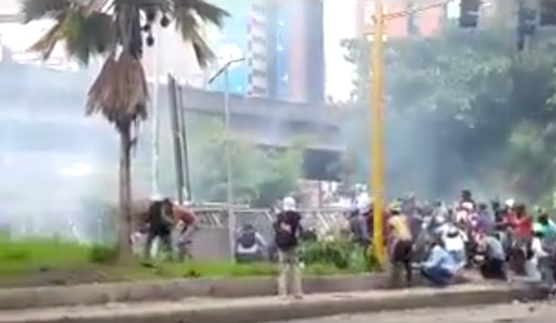 VIDEO con TIROS: La represión madurista y la resistencia antidictadura chocan en Bello Monte este #24May