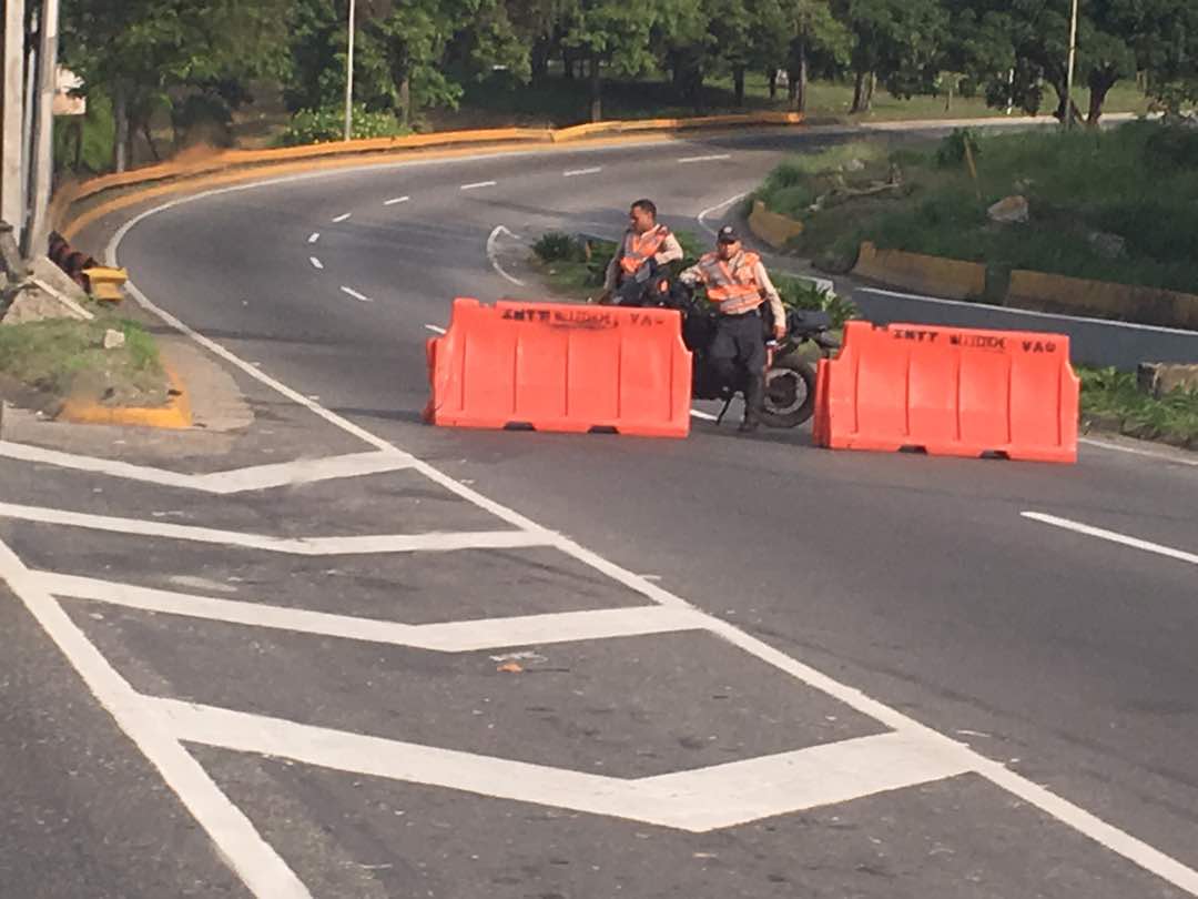 Cerrado acceso a la Cota Mil desde la Guarenas-Caracas #15May