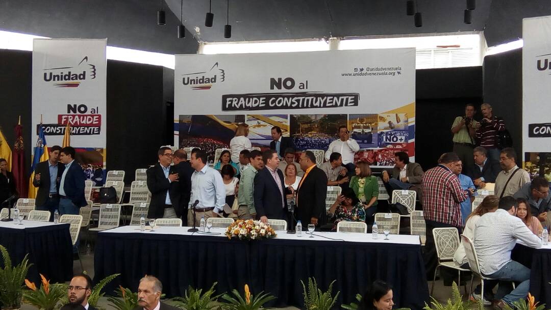 Oposición participa en cabildos abiertos para discutir la Asamblea Constituyente de Maduro