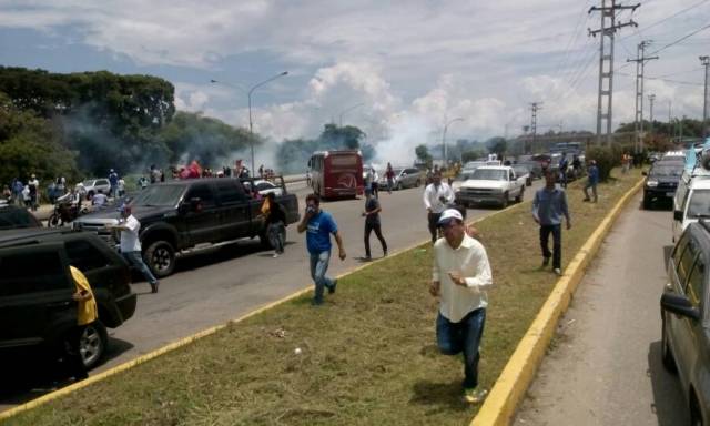 Bombas lacrimógenas fueron lanzadas contra manifestantes en Carabobo. Foto: @brianrojasg 