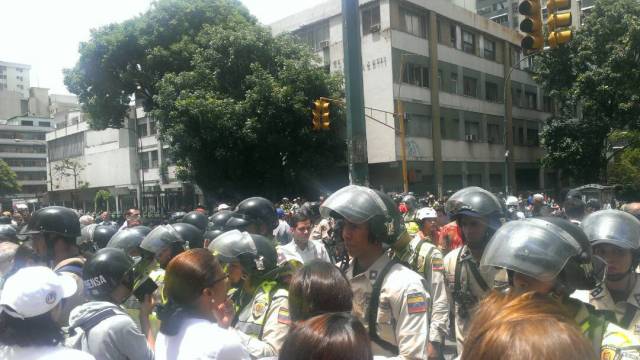 Médicos intentan mediar con la PNB para que los deje marchar al ministerio de Salud / Foto: Alejandro Castillo