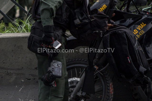 El Pitazo / Cortesía / GNB robando a un periodista 