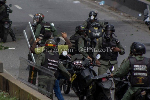 El Pitazo / Cortesía / GNB robando a un periodista 