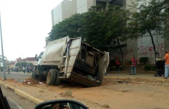 Camión de aseo se hundió en mega hueco frente al Palacio de Justicia de Maracaibo