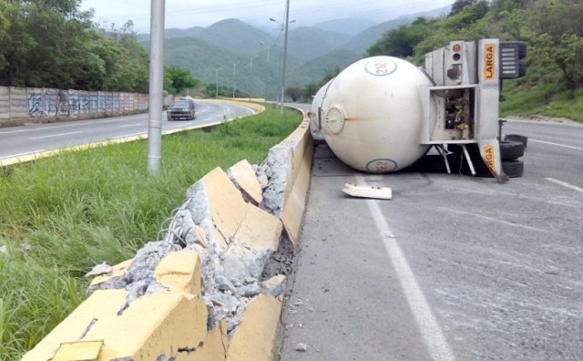 Camión volcado en la autopista Gran Mariscal de Ayacucho #5May / Foto @Nestor1Ramirez 