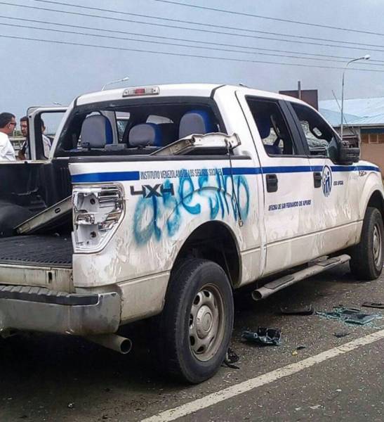Vehículo del IVSS que arrolló a una joven en Calabozo (Cortesía)