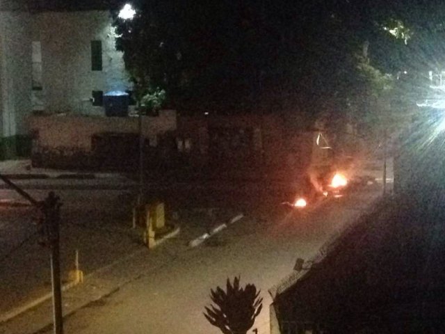 La GNB dispara bombas lacrimógenas hacia los edificios (Foto: @Angelicalugob)