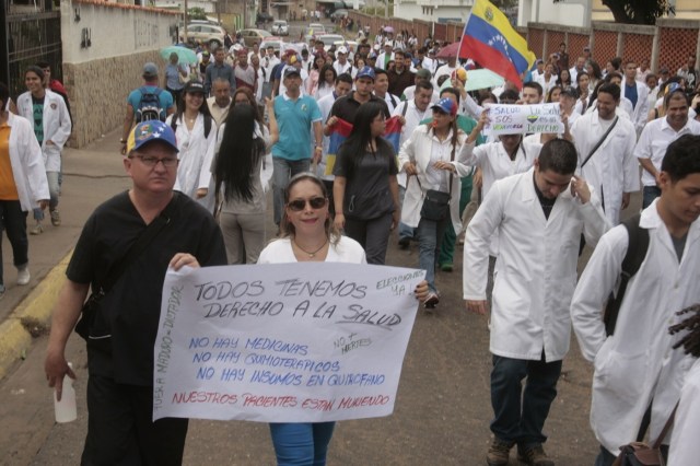 Médicos en la marcha de las batas blancas en el estado Bolívar / Foto YAFI