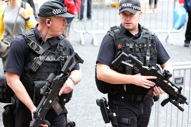 NVR001. Manchester (United Kingdom), 28/05/2017.- Armed officers patrol the streets of Manchester during the Great Manchester Run in Manchester, Britain, 28 May 2017. Armed police will guard hundreds of events across the country this bank holiday weekend following a reassessment of security after the Manchester bombing. EFE/EPA/NIGEL RODDIS