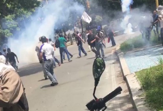 Represión de la GNB a manifestantes en Los Próceres / Foto @arianuchis 