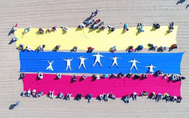 Venezolanos en Chicago, Estados Unidos, desplegaron una gigantezca bandera tricolor / Foto @periodismovzla1