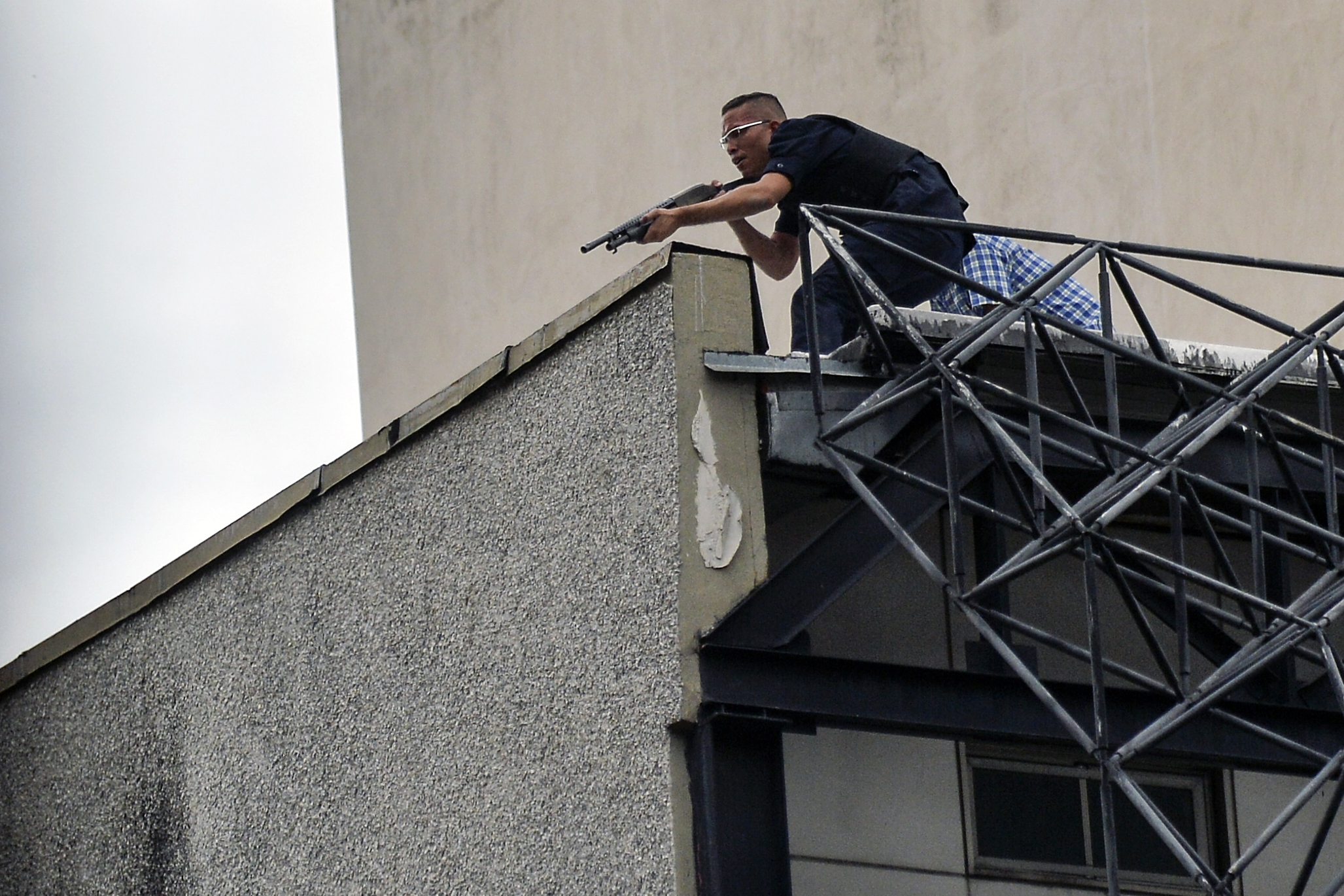 Así dispararon civiles armados contra protesta desde azotea del TSJ de Chacao (fotos y videos)