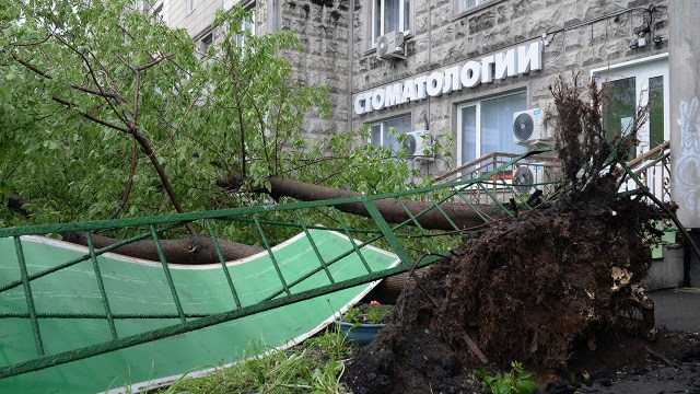 El fenómeno rompió arboles e incluso partes de construcciones.