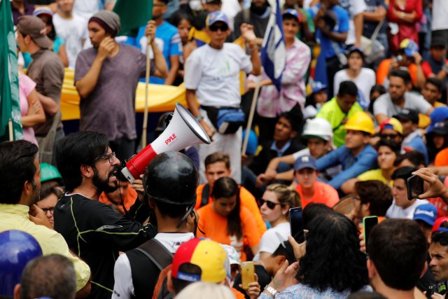 Estudiantes se trasladaron hacia la sede de VTV. REUTERS/Carlos Garcia Rawlins