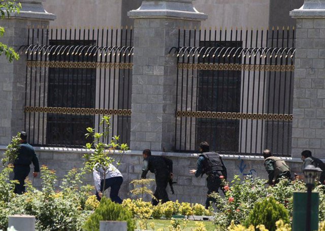 Members of Iranian forces run during an attack on the Iranian parliament in central Tehran, Iran, June 7, 2017. Omid Vahabzadeh/TIMA via REUTERS ATTENTION EDITORS - THIS IMAGE WAS PROVIDED BY A THIRD PARTY. FOR EDITORIAL USE ONLY.