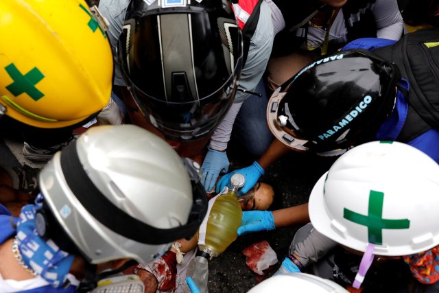 Paramédicos dan reanimación a Neomar Lander. Foto: Reuters
