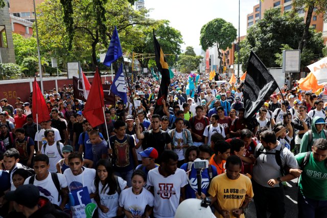 Estudiantes marchan hasta la sede de Conatel en Las Mercedes (Foto: Reuters)