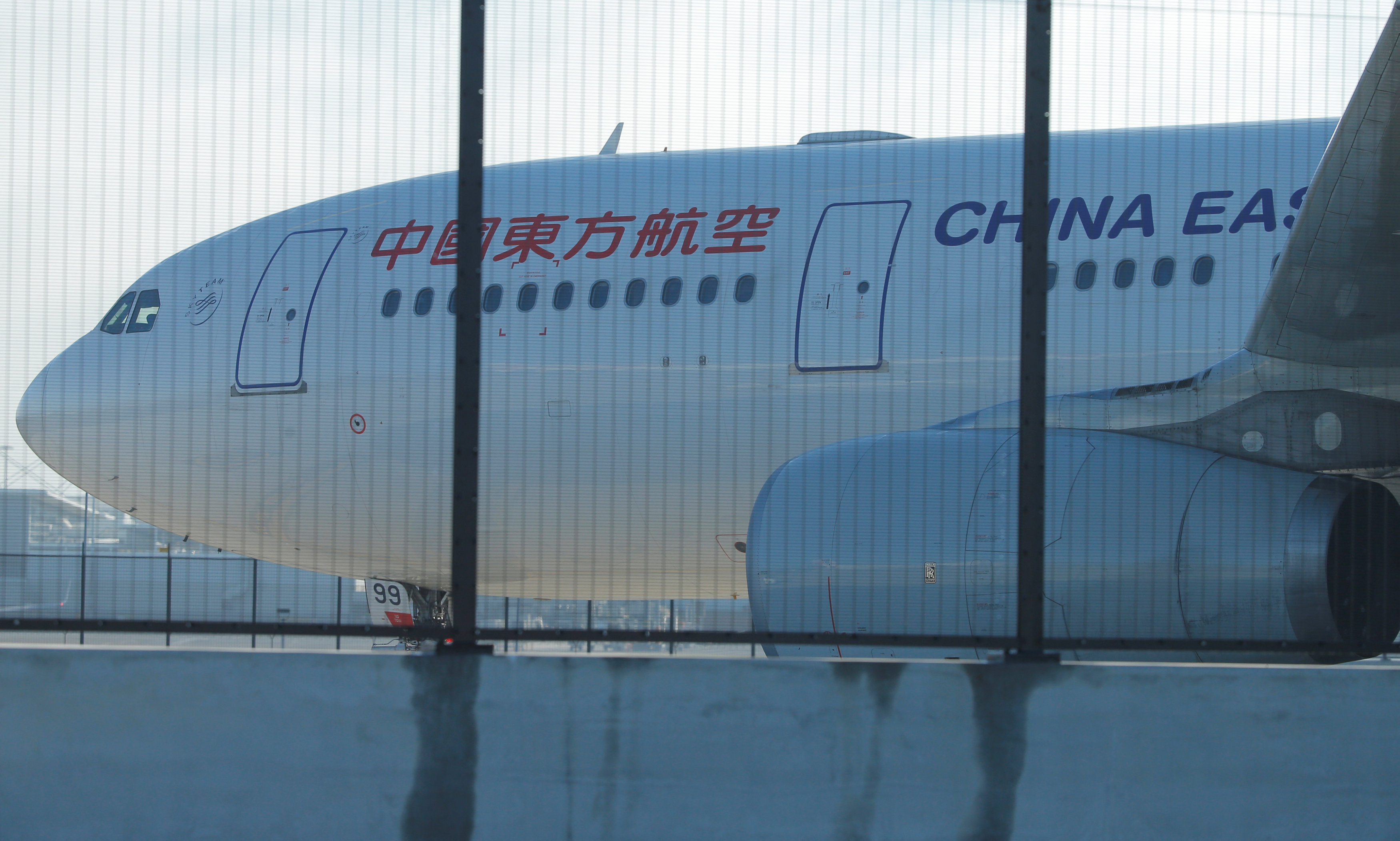 El misterioso silencio de los pilotos minutos antes del accidente del avión en China