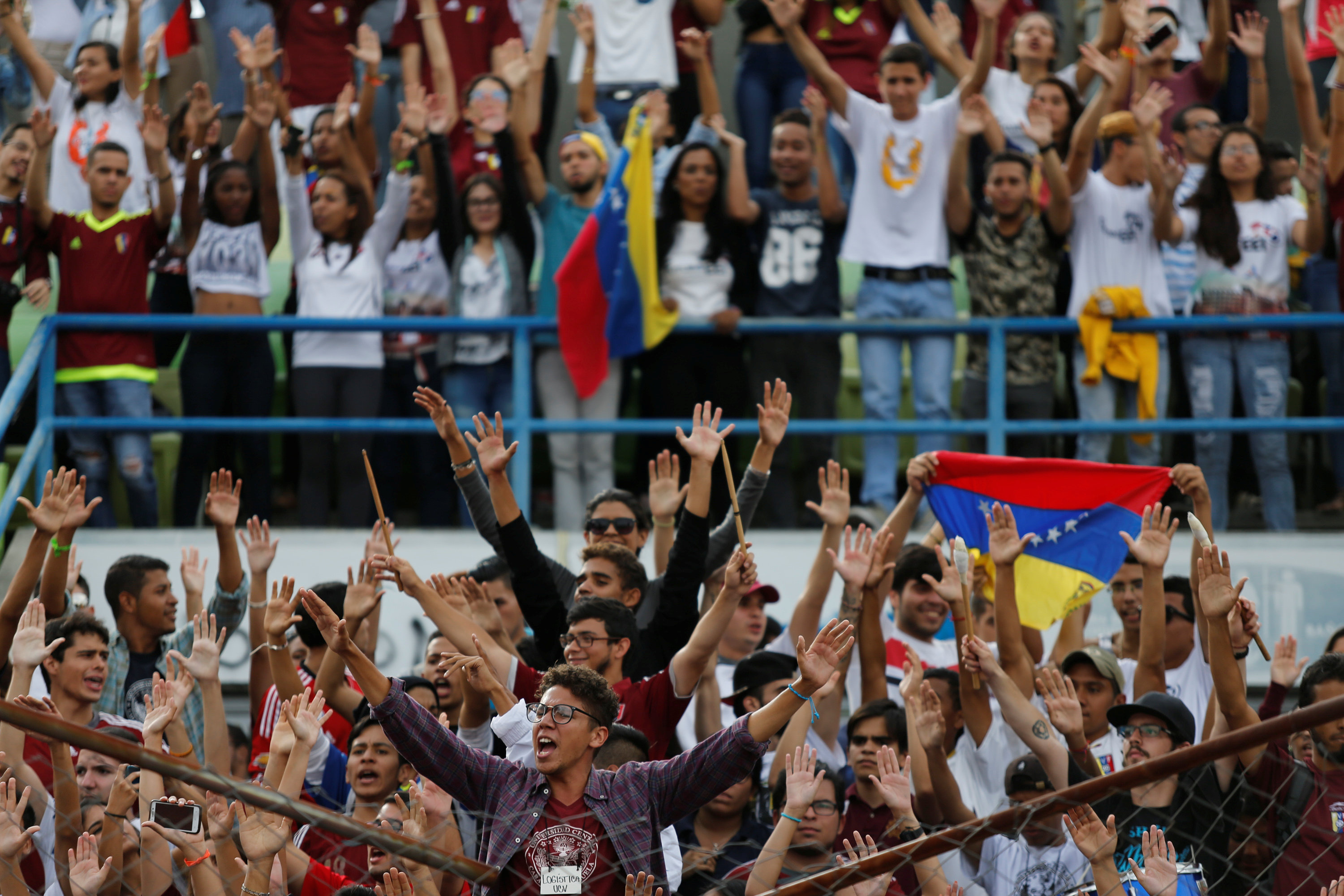 En el Estadio Olímpico de la UCV los fanáticos portaron el tricolor al revés (Fotos)