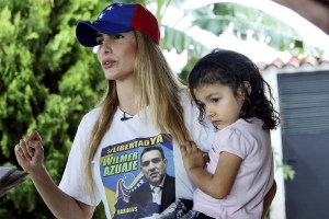 Esposa de Wilmer Azuaje viaja a Colombia para denunciar la violación de DDHH en Venezuela