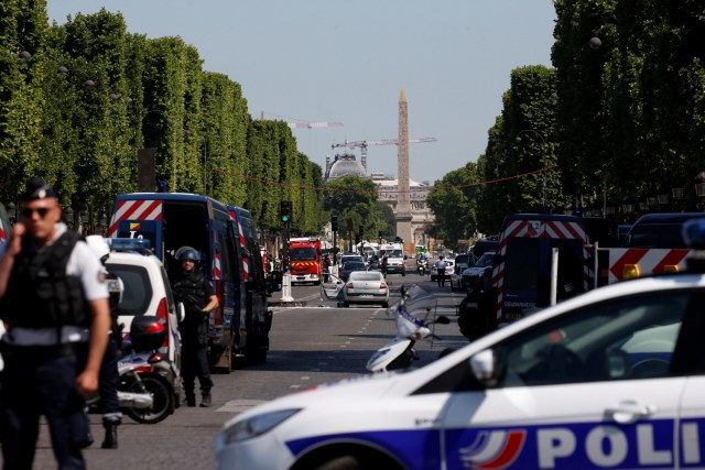 La policía francesa asegura el área en la avenida de los Campos Elíseos después de un incidente en París, Francia, el 19 de junio de 2017. REUTERS / Gonzalo Fuentes
