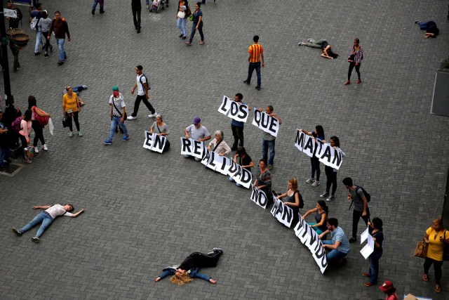 Opposition supporters hold letters to build a banner that reads "Those who kill in fact they have not lived" during a rally against Venezuelan President Nicolas Maduro's government in Caracas, Venezuela June 8, 2017. Picture taken June 8, 2017. REUTERS/Ivan Alvarado