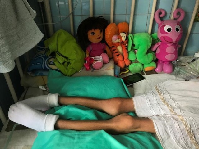 Una niña se acuesta en una cama en el Hospital Infantil "J.M. de los Ríos" de Caracas, Venezuela. 22 de junio 2017. De la mano de su mamá, Samuel Becerra ingresó a fines de marzo al hospital pediátrico J.M. De Los Ríos, en Caracas, para hacerse una hemodiálisis de rutina. Estando internado, el niño de 12 años contrajo una infección que acabó con su vida, junto a la de otros tres pequeños. REUTERS/Marco Bello - RTS1900Z