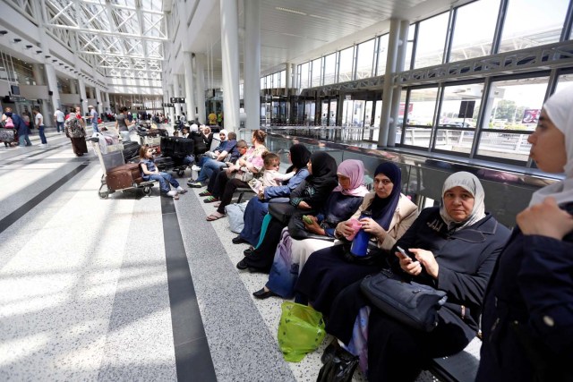 Pasajeros esperan abordar un vuelo hacia Estados Unidos desde el Líbano  June 29, 2017. REUTERS/Jamal Saeidi