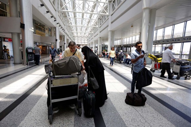 Pasajeros esperan abordar un vuelo hacia Estados Unidos desde el Líbano June 29, 2017. REUTERS/Jamal Saidi