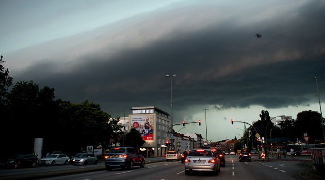 A mediados de esta semana Alemania fue testigo de una tormenta acompañada de fuertes vientos, lluvias y granizo. En la ciudad de Hamburgo, al norte del país, el fenómeno provocó daños en las vías férreas y las líneas eléctricas, que obligaron a cancelar algunas rutas de tren.