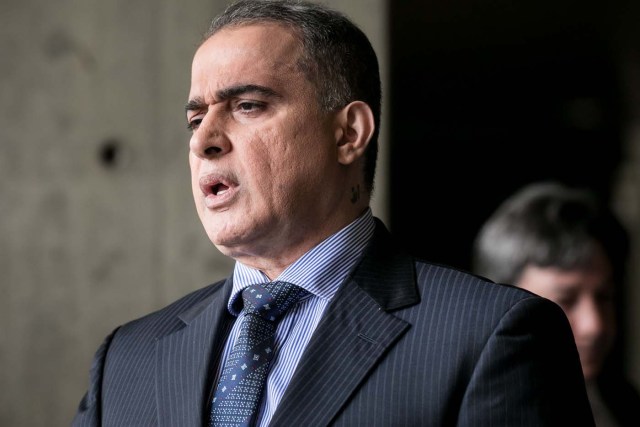 CAR02. CARACAS (VENEZUELA), 13/06/2017.- El defensor del pueblo de Venezuela, Tarek William Saab, ofrece declaraciones a periodistas hoy, martes 13 de junio de 2017, en Caracas (Venezuela). Saab solicitó hoy al Tribunal Supremo de Justicia (TSJ) aclarar las competencias del organismo que él dirige para participar en las investigaciones que lleva a cabo la Fiscalía por casos de supuestas violaciones de derechos humanos. El defensor consideró que es una "cualidad inherente" de la Defensoría del Pueblo "investigar las violaciones de derechos humanos" y aseguró que ha habido "una interpretación libre" de la Constitución por parte del Ministerio Público que, en ocasiones, ha impedido la participación de la institución en algunos casos. EFE/Miguel Gutiérrez