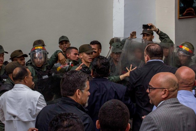VEN09. CARACAS (VENEZUELA), 27/06/2017.- Miembros de la Guardia Nacional Bolivariana se enfrentan a diputados de la Asamblea Nacional en el patio del palacio legislativo, hoy, martes 27 de junio de 2017, en Caracas (Venezuela). El presidente del Parlamento venezolano, el opositor Julio Borges, aseguró hoy que grupos civiles armados atacaron la sede del Legislativo, luego de que se produjera un choque entre algunos diputados y miembros de la Guardia Nacional Bolivariana (GNB, policía militarizada) dentro de la institución. EFE/STR