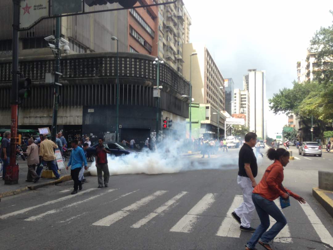 FOTOS: Centro de Caracas con lacrimógenas, la represión al trancazo llegó a la avenida Urdaneta #26Jun