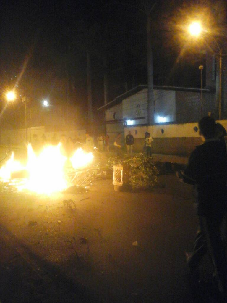Barricadas, candela, lacrimógenas y plomo: Caricuao recibe el #28Jun con protesta y represión