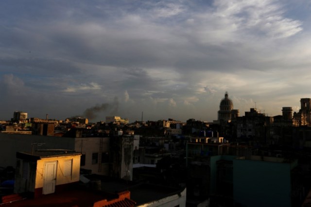 Edificios se ven mientras el sol se esconde en La Habana, Cuba. 13 junio 2017.  Edi Coba no está seguro de que el bar que abrió hace poco en una azotea en el corazón de La Habana Vieja, frecuentado por tatuados jóvenes estadounidenses, sobreviva si el presidente de Estados Unidos, Donald Trump, restringe los viajes a Cuba. REUTERS/Stringer