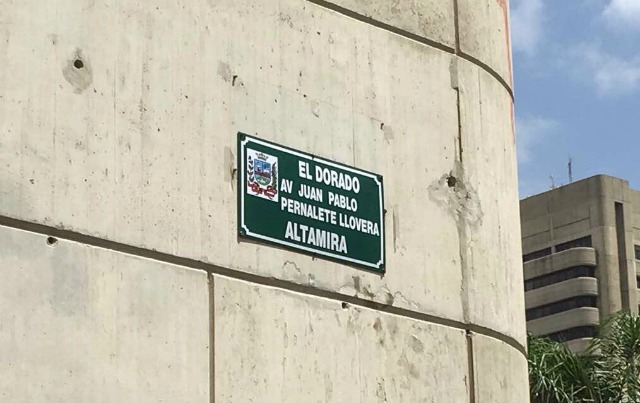 Foto: Así colocaron placa de la avenida Juan Pablo Pernalete en Altamira / El País
